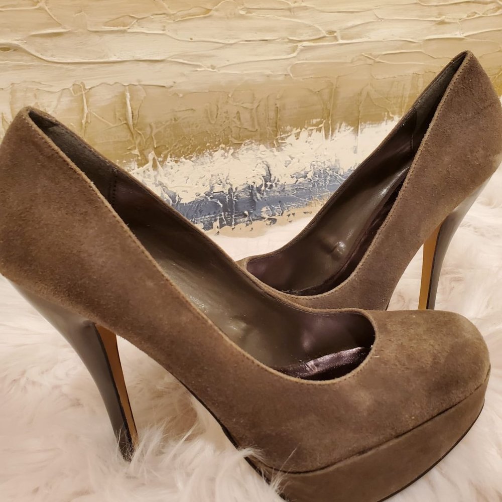 WILD PAIR GREY SUEDE PLATFORM PUMPS WITH STILETTO HEELS - SIZE US 9 (NEW)